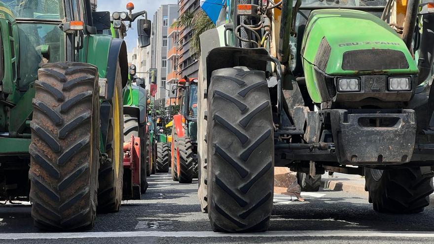 Negacionistas del cambio clímático empañan la primera manifestación del campo en Canarias