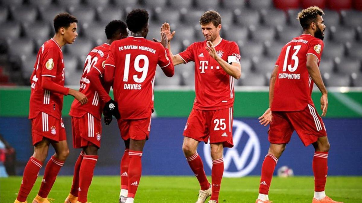 Los jugadores del Bayern celebrando un gol ante el Düren.