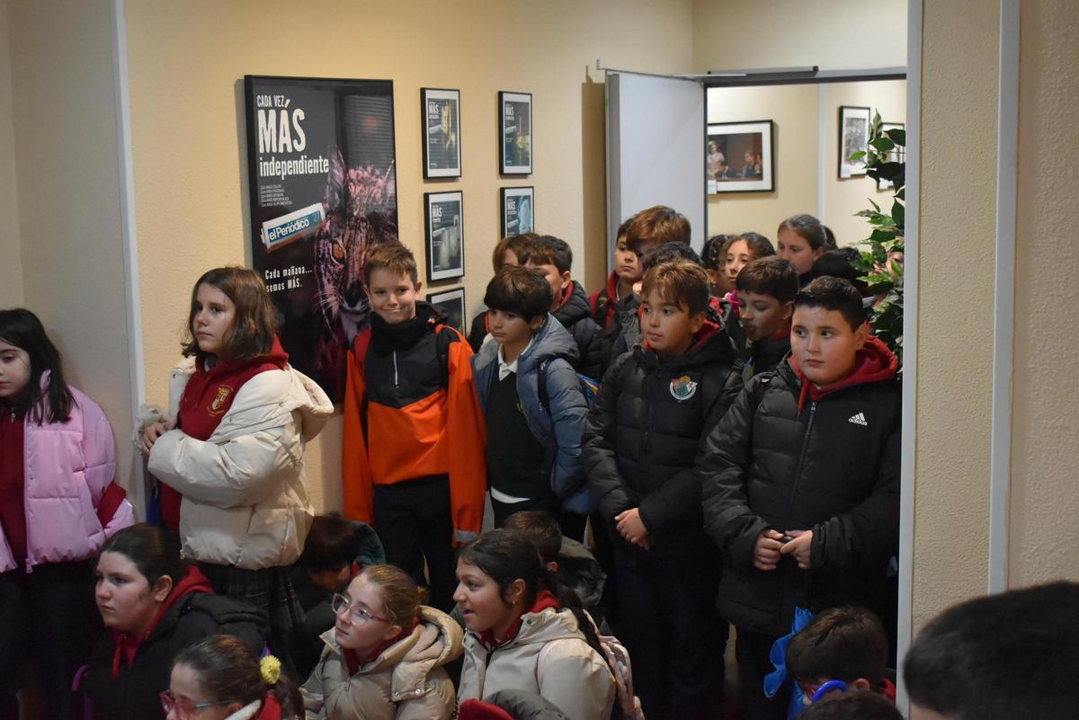 Fotogalería | El colegio María Auxiliadora de Cáceres visita El Periódico Extremadura