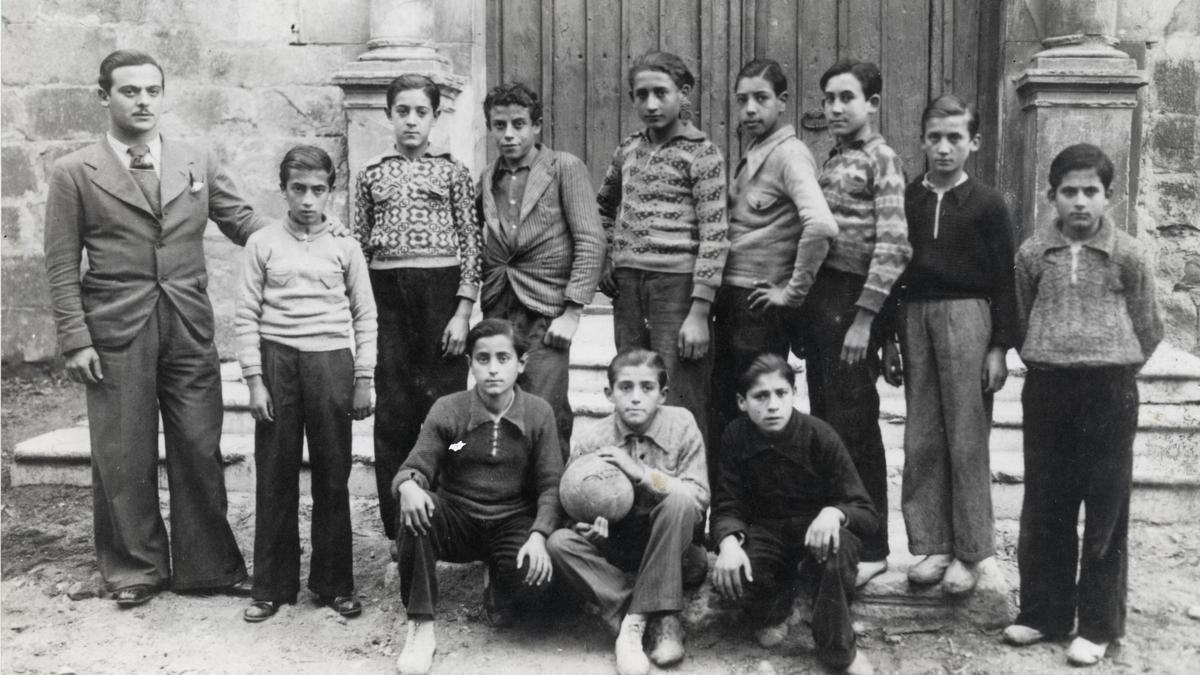 Un grup escolar de Sant Pere Pescador, l'any 1935, amb el mestre Josep Simon Compte.
