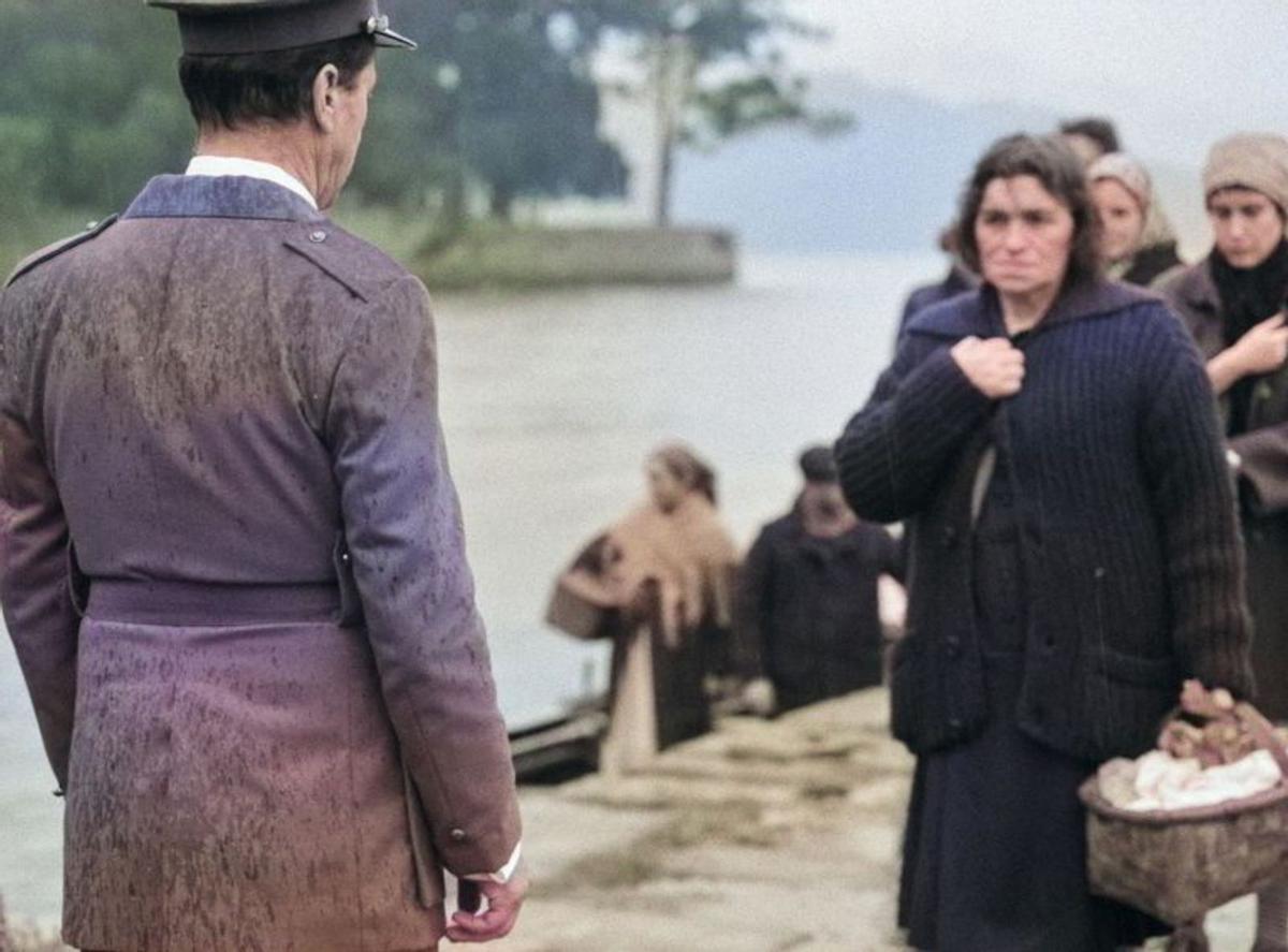 Fotograma do film.  Abaixo: outro fotograma de San Simón; o director  da película Miguel  Ángel Delgado.  |  FOTOS: ARQUIVO