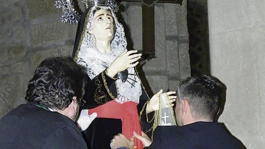 La imagen de María Santísima luce el fajín del cuerpo de la Armada