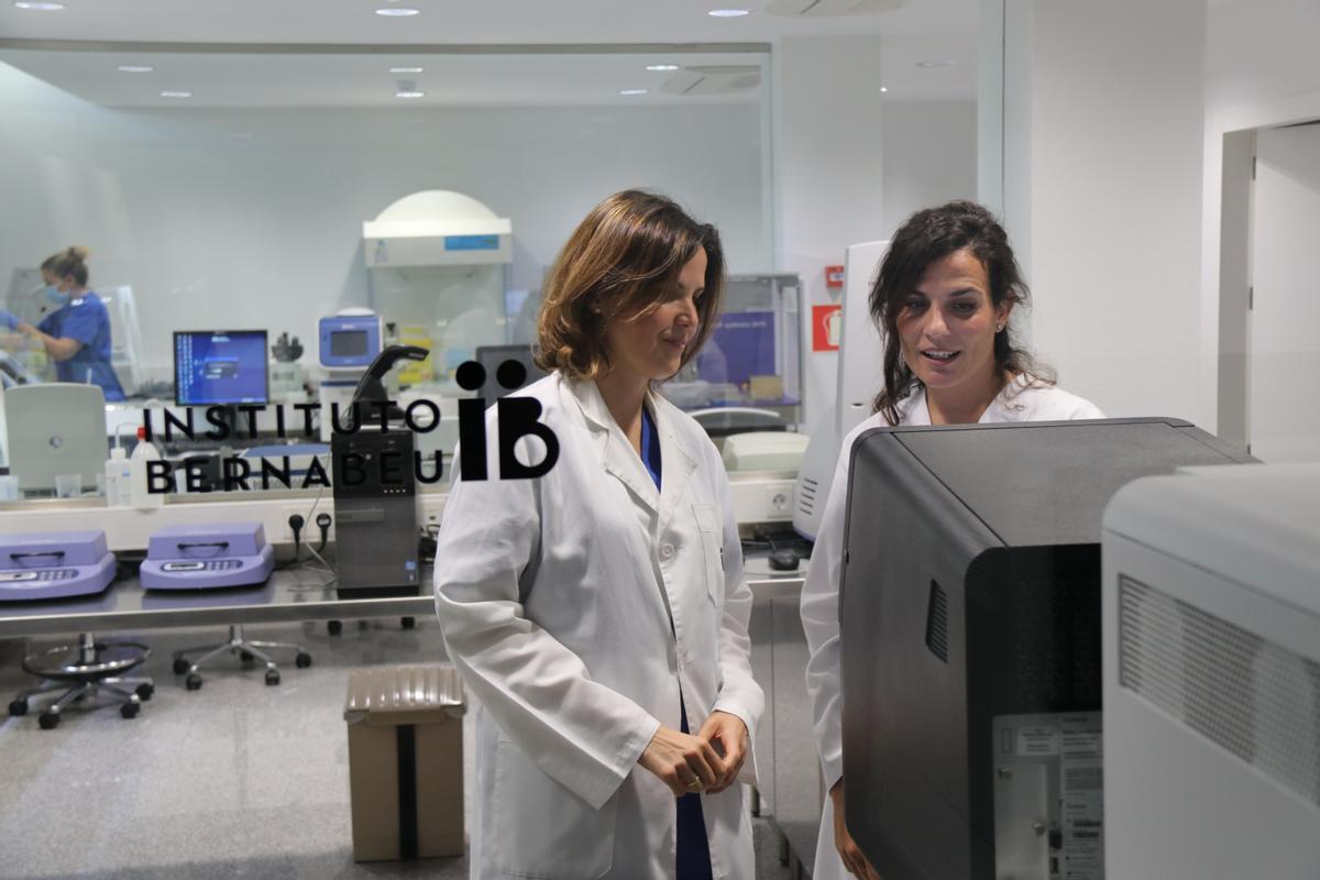 Las doctoras Belén Lledó y Andrea Bernabeu en el laboratorio de genética.