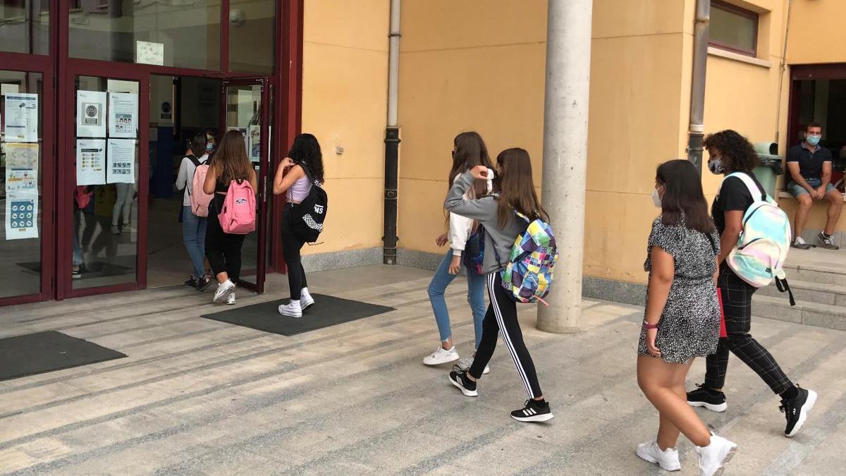 Alumnos entrando en un instituto. // Ignacio Fortuoso