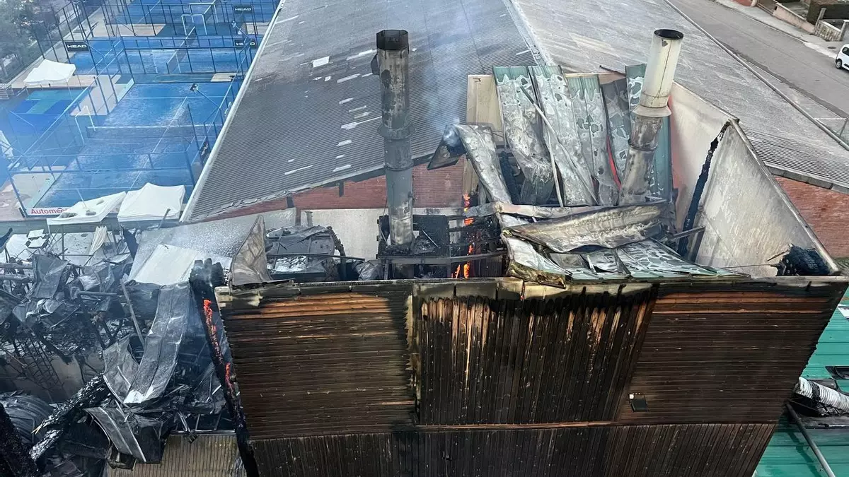 Columna de fum per l'incendi a la central de biomassa a la Valldan