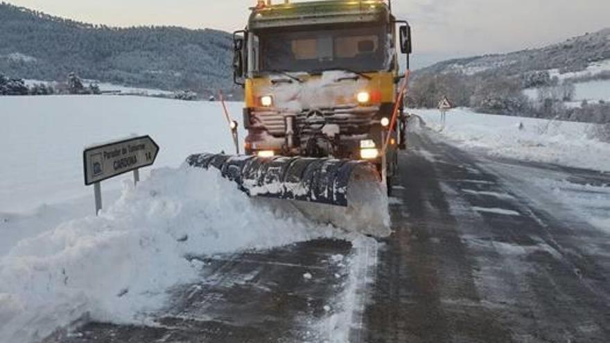 Un màquina llevaneu treballant en una carretera catalana