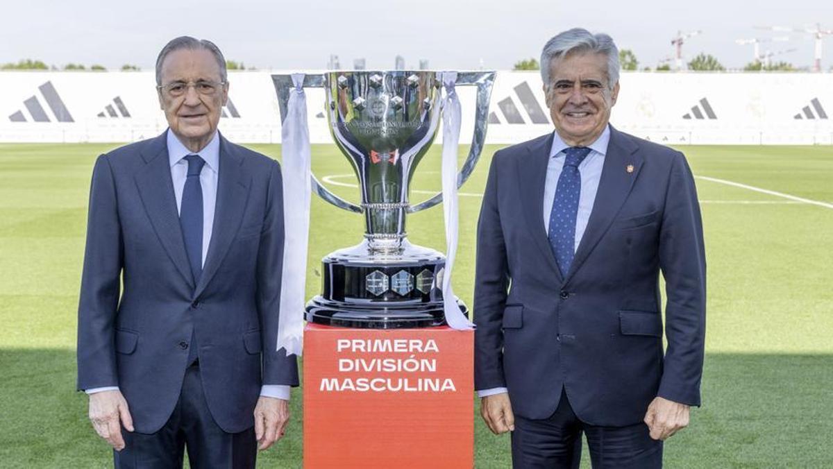 El presidente de la RFEF, Pedro Rocha, hace entrega de la copa de LaLiga al presidente del Real Madrid, Florentino Pérez.