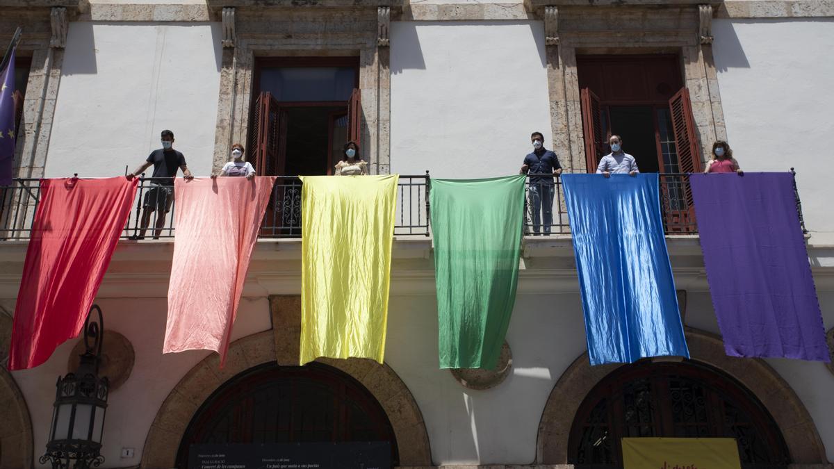 Sagunt saca al balcón la bandera arcoíris para visibilizar al colectivo LGTBI el día del Orgullo