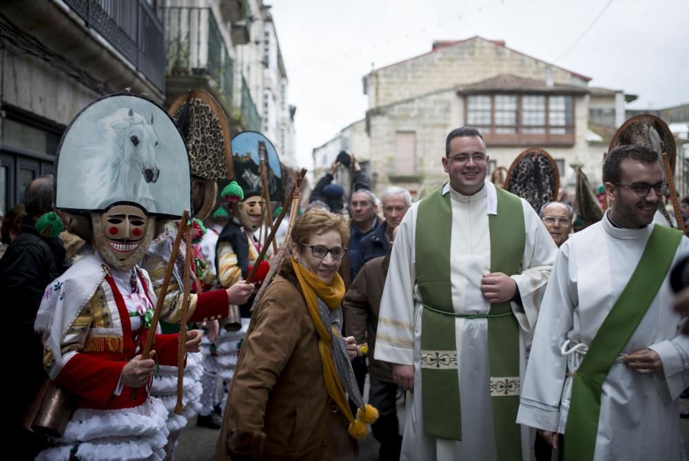 Los cigarróns hicieron su tradicional pasillo en la salida de misa para marcar su autoridad ante curas y feligreses.