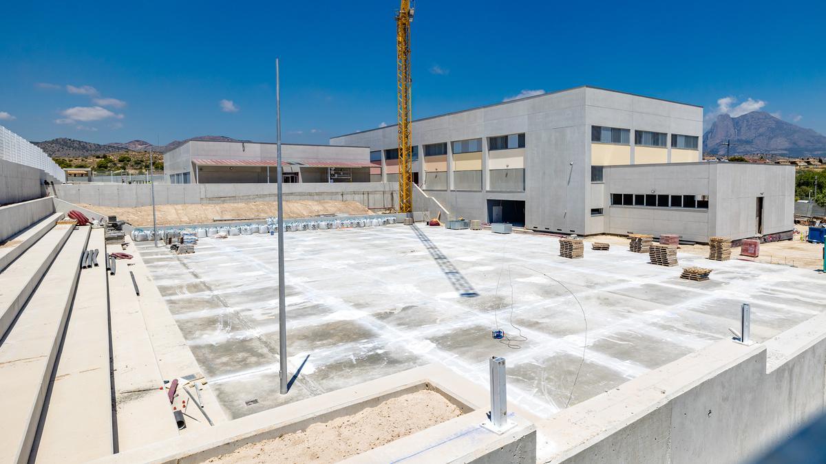 El nuevo colegio Gasparot, en cuyo exterior todavía quedan trabajos pendientes, estará listo para el comienzo del curso.