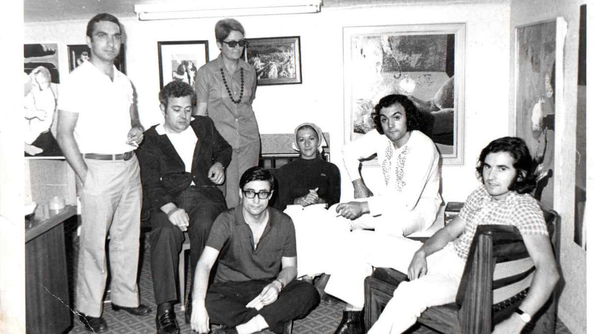 Por la izquierda, linares, Sanjurjo, Vicent, Manuel Campa, Margarita Alonso, Lombardía y Víctor Manuel. todos están en la inauguración de la exposición de Marqués Uranga,  el 6 de agosto de 1973