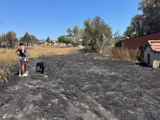 Los bomberos de Córdoba extinguen un incendio en la parcelación de La Golondrina
