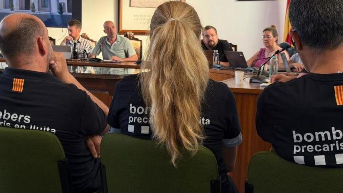 Representants dels bombers voluntaris, al ple de Llagostera.