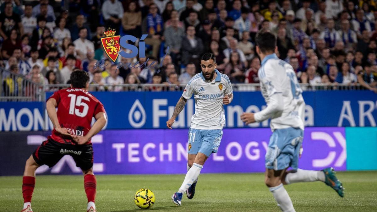 Rober González avanza hacia portería con el balón controlado.