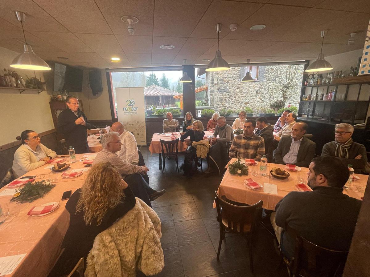 El Consejero de Medio Rural, Marcelino Marcos, se dirige a los participantes en la jornada, con alcaldes de las cuencas entre ellos.
