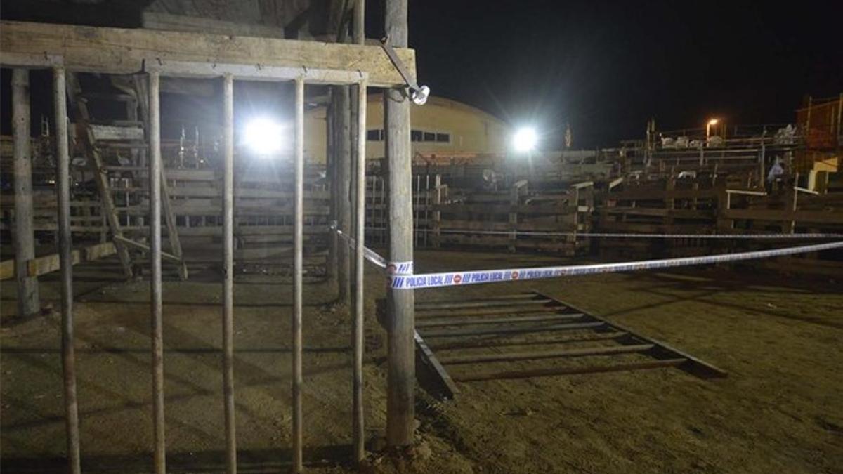 Imagen del vallado del 'correbou' y de la valla (en el suelo) que ha causado la muerte a una persona.