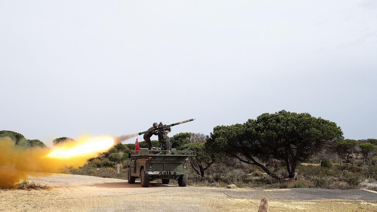 Soldados españoles disparan un misil Mistral durante las maniobras Acuario 2020
