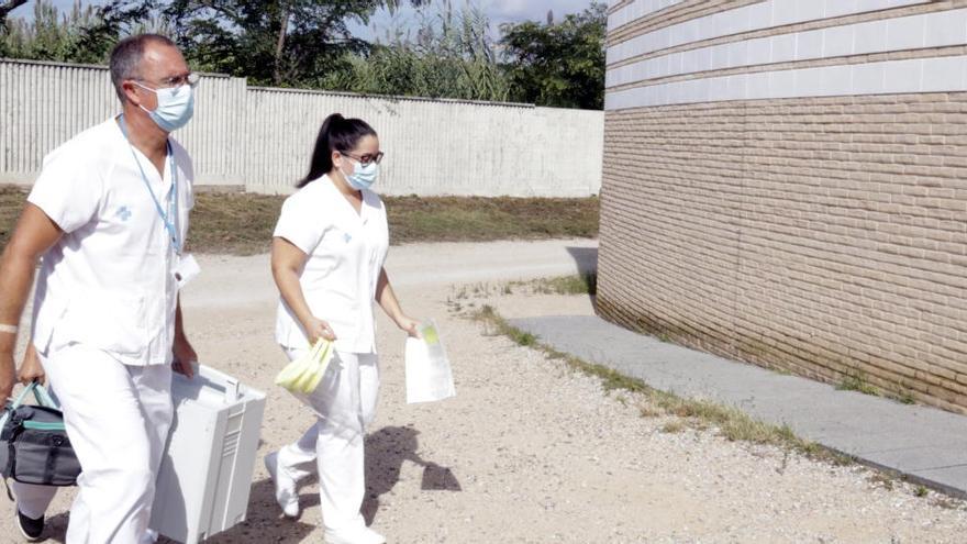 Un dels equips mòbils per extreure mostres per a PCR arribant a l&#039;escola Bell-lloc de Girona