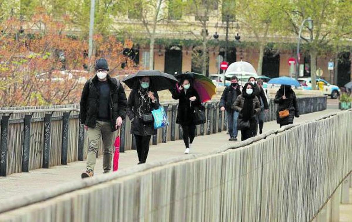 Los epidemiólogos ven en el mal tiempo «un aliado» para evitar los contactos sociales. | JM LÓPEZ