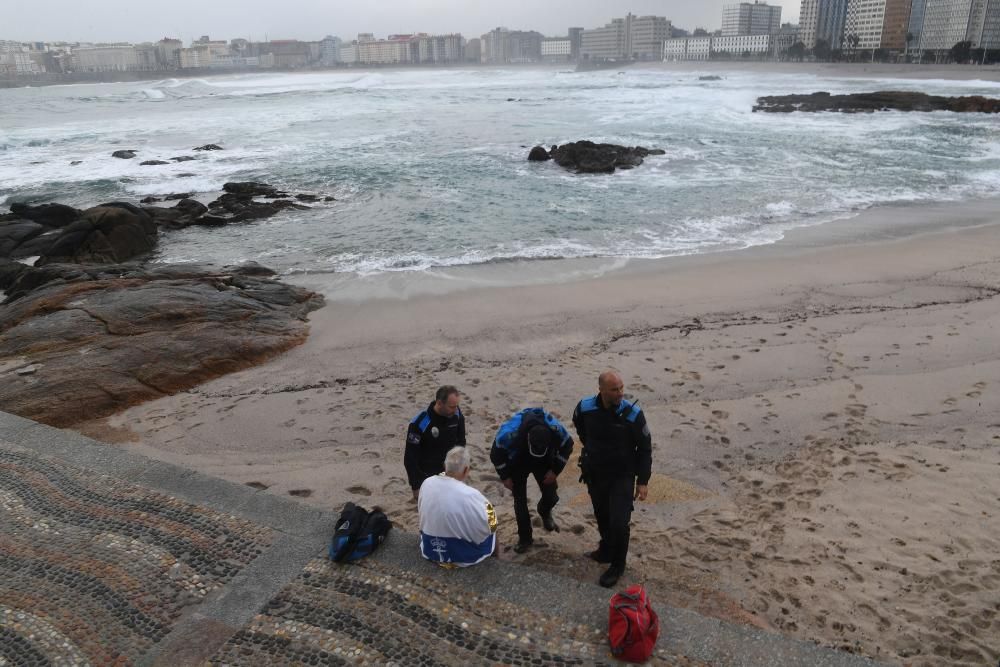 El 092 rescata a un bañista de 90 años en Riazor