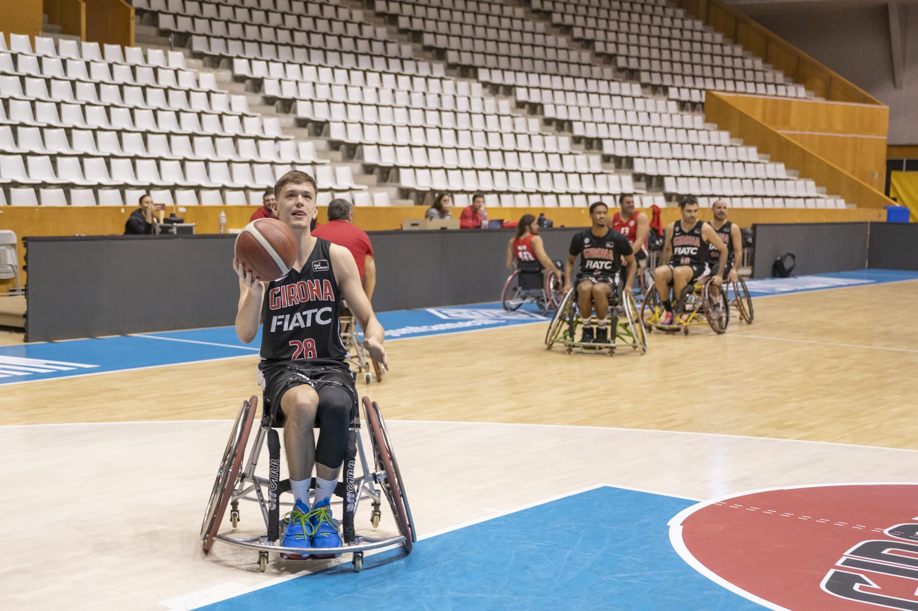 Les estrelles del Girona a l’ACB descobreixen el bàsquet en cadira de rodes