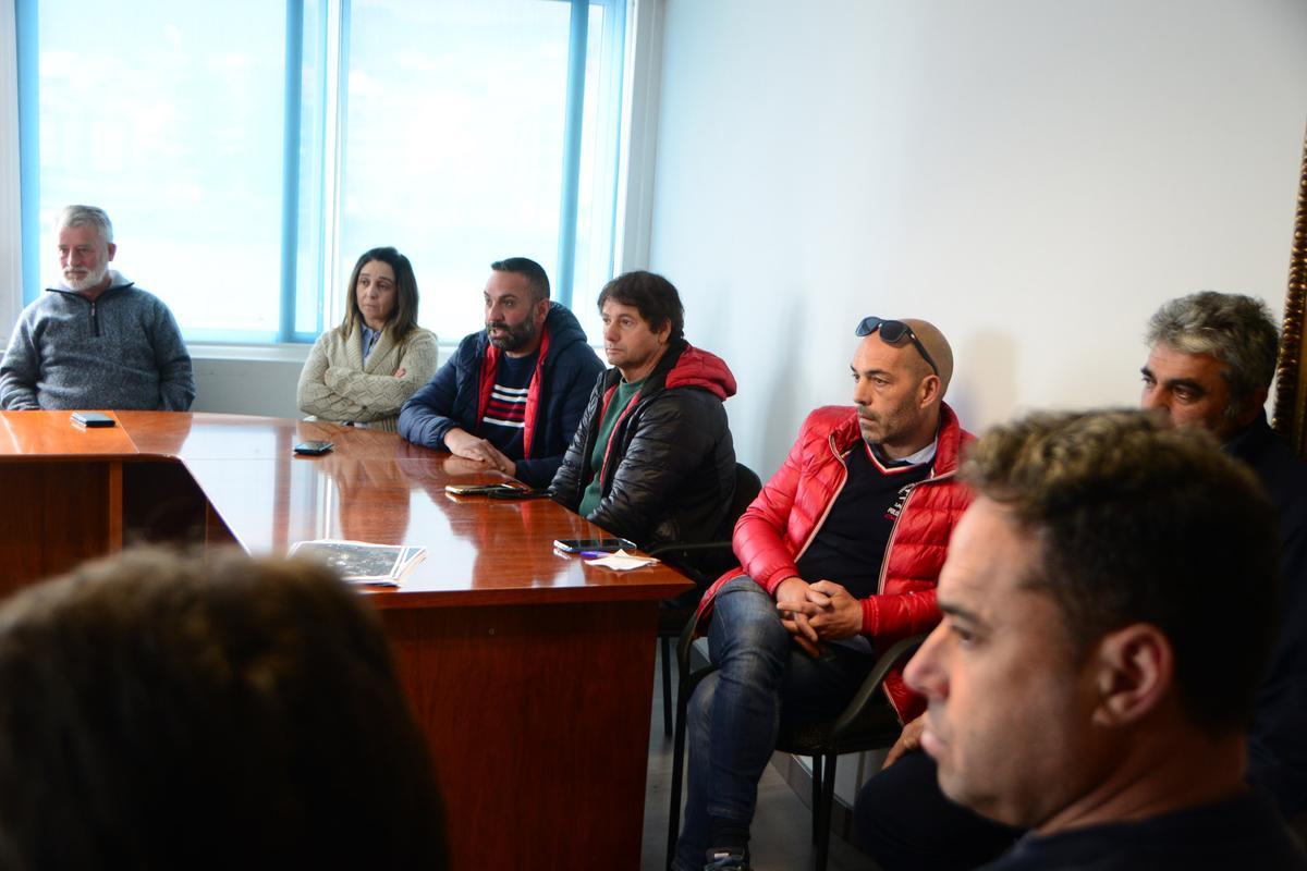 Representantes de O Grove, Cangas y Aldán-O Hío, ayer en Bueu.