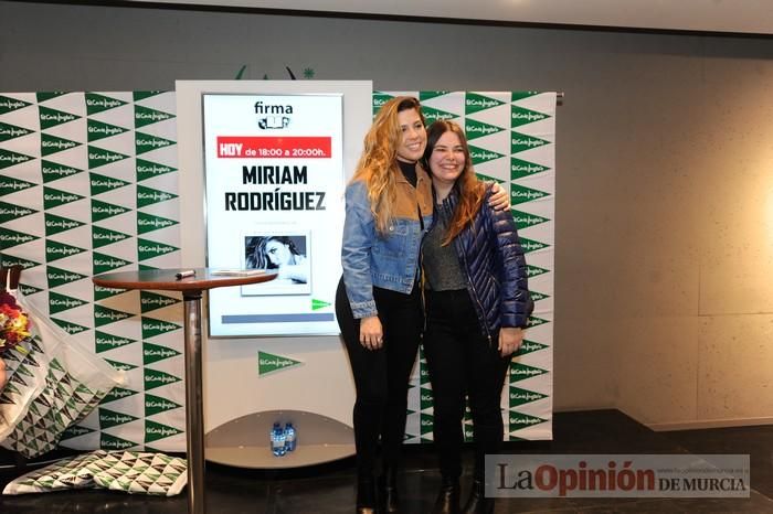 Miriam Rodríguez firma discos en El Corte Inglés