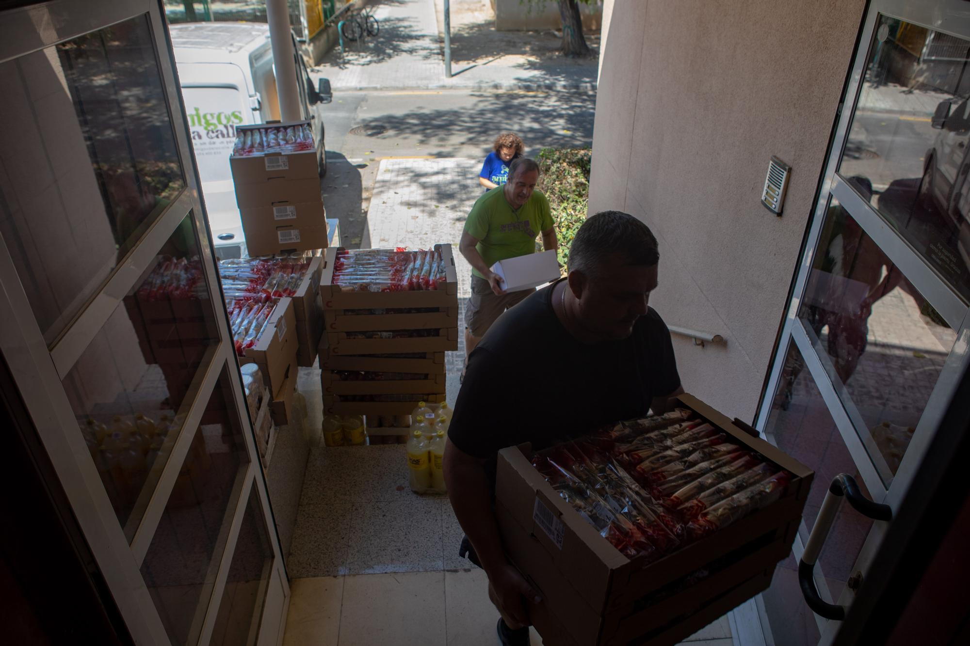 Los bancos de alimentos dejan  de repartir aceite y pollo a las  familias por su elevado coste