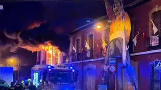 Un incendio en la sede de la comparsa de Marruecos de Villena deja importantes daños materiales