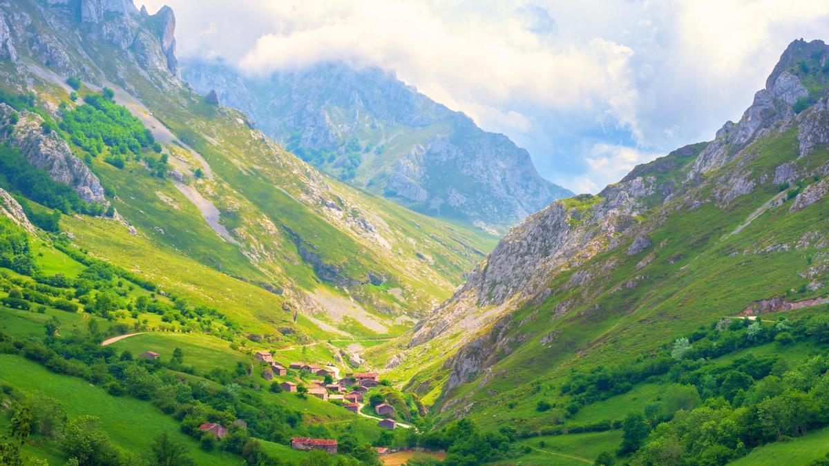 Asturias cuenta con decenas de pueblos perdidos en el tiempo entre sus montañas.