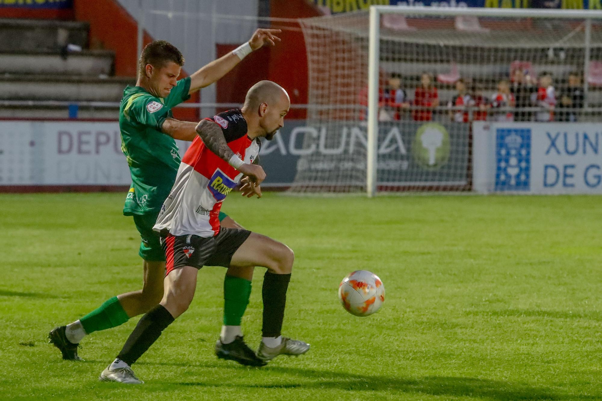 A Lomba vive una fiesta del fútbol con final feliz para el Arosa ante la UD Ourense (3-0)