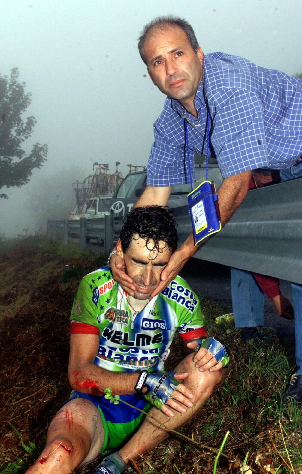 Álvaro Pino, durante su etapa al frente del equipo Kelme, consuela a Fernando Escartín en la Vuelta de 1999.
