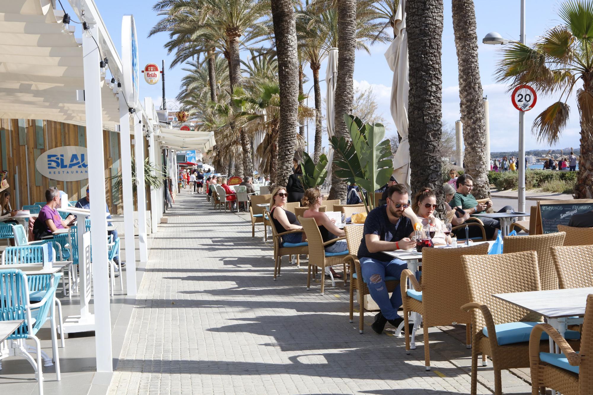 Volle Cafés, gezügelte Schinkenstraße: So sieht es an der Playa de Palma vor Ostern auf Mallorca aus