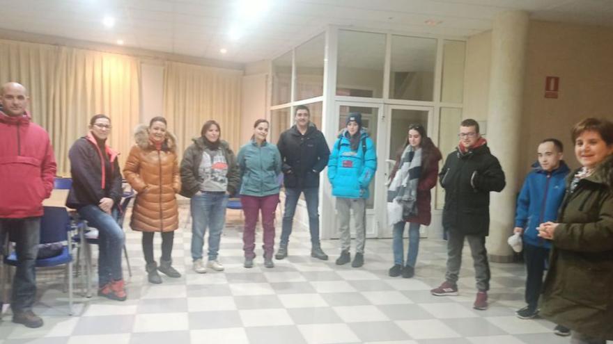 La alcaldesa de San Cristóbal, Leonor González (derecha) con los alumnos y monitores integrantes del nuevo taller de empleo.