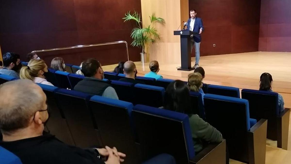 El segundo teniente de alcalde, Jesús Rueda, ha recibido a los nuevos contratados en el Ayuntamiento.