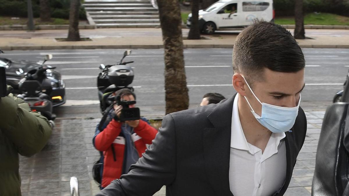 Santi Mina, a su llegada a la Audiencia de Almería para asistir a una de la sesiones del juicio.