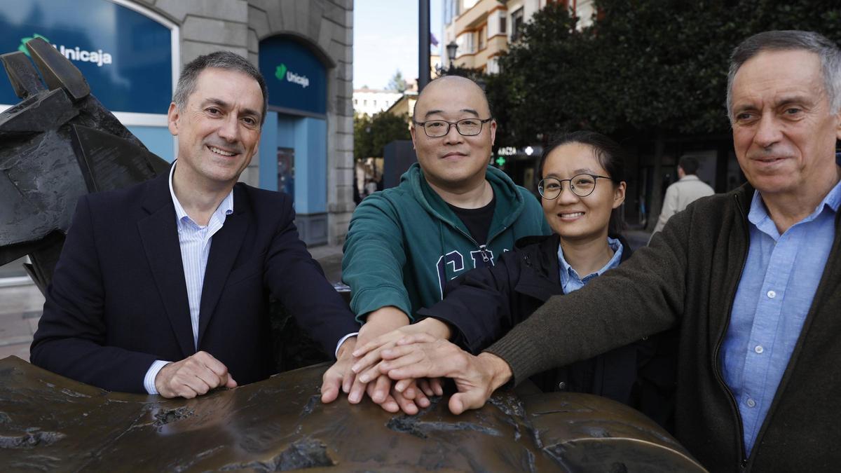 Román Benito, Han Ke, Han Shu y Javier Benito, en la plaza de La Escandalera, en Oviedo, escenificando el sello de la alianza entre el club chino y el concurso asturiano.