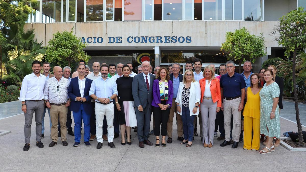 Alcaldes del PP y miembros de la dirección provincial, en una reunión en Torremolinos.