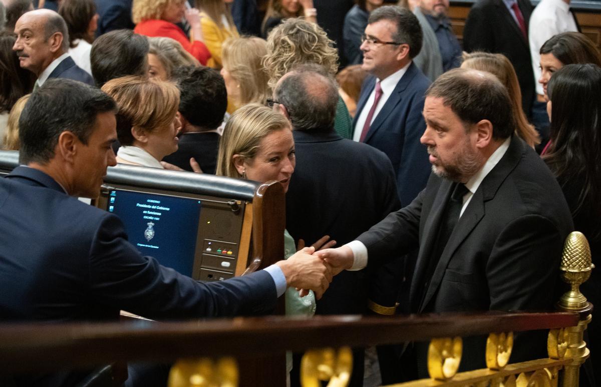 Sánchez y Junqueras se saludan en el Congreso, en mayo de 2019.