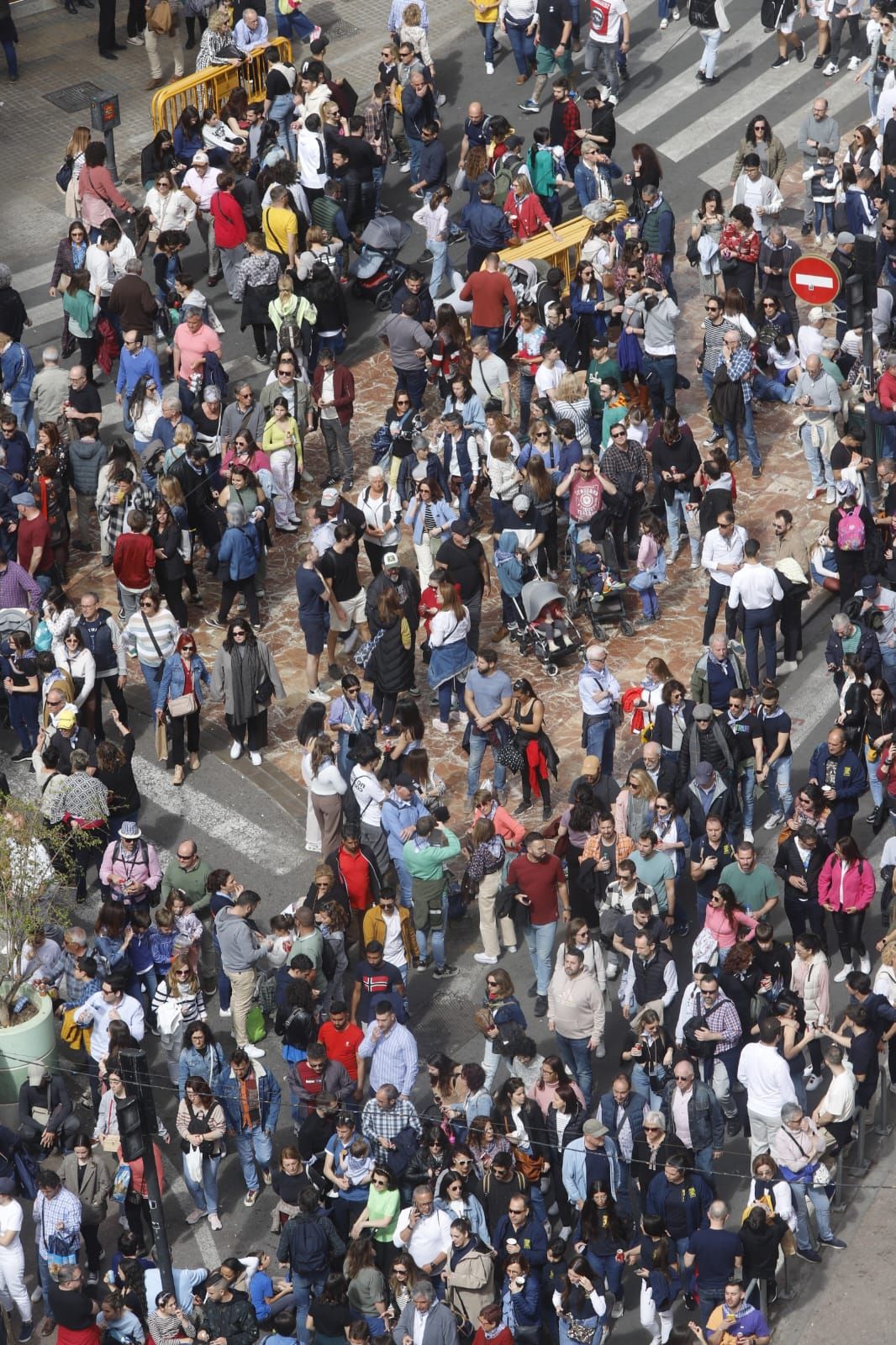 Llenazo en la plaza del Ayuntamiento desde más de una hora antes de la mascletà