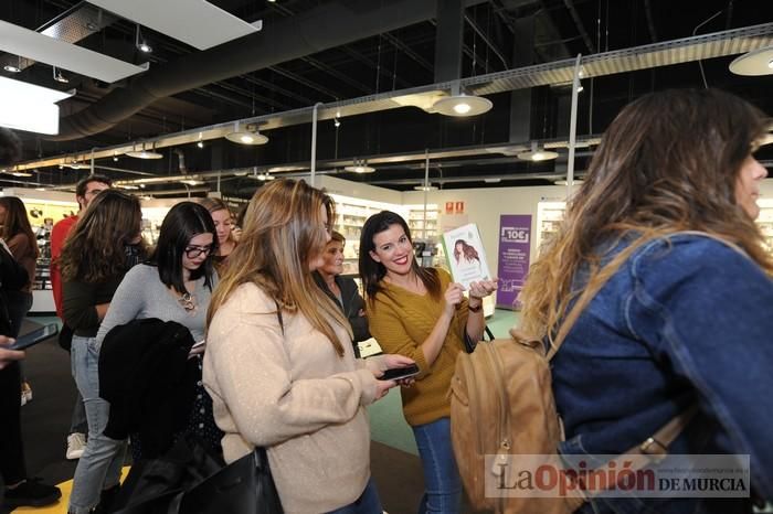 Rozalén, en la firma de discos y libros en FNAC