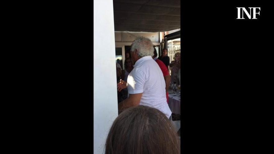 Los del Río revolucionan un restaurante en Playa de San Juan en Alicante cantando "Macarena"