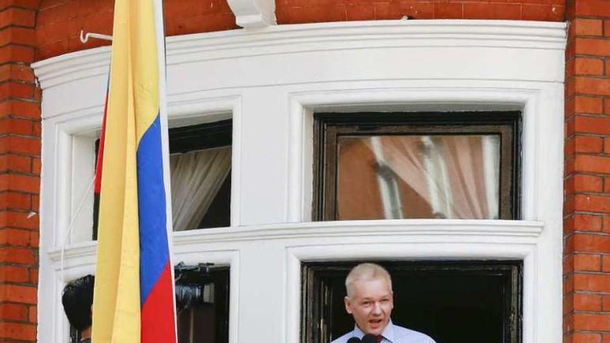 Assange habla, en 2012, desde la Embajada de Ecuador.  // Reuters