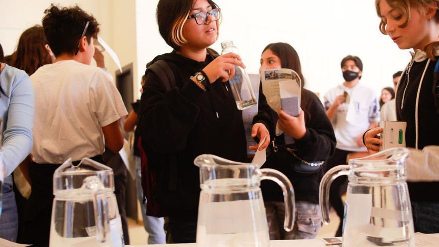 Los retos de beber agua de grifo en Ibiza para dejar de «orinar plástico»