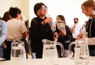 Los retos de beber agua de grifo en Ibiza para dejar de «orinar plástico»