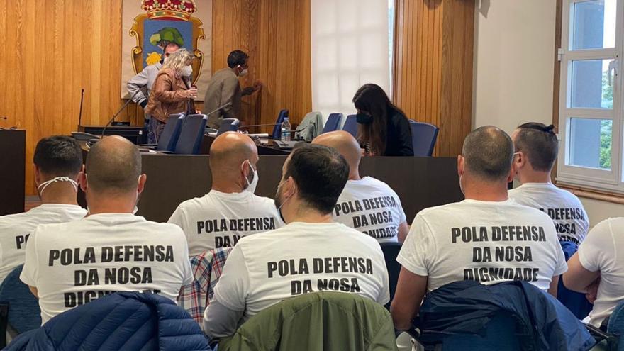 Protesta de policías locales en pleno por las críticas de la oposición al nombramiento del exjefe. |   // LA OPINIÓN