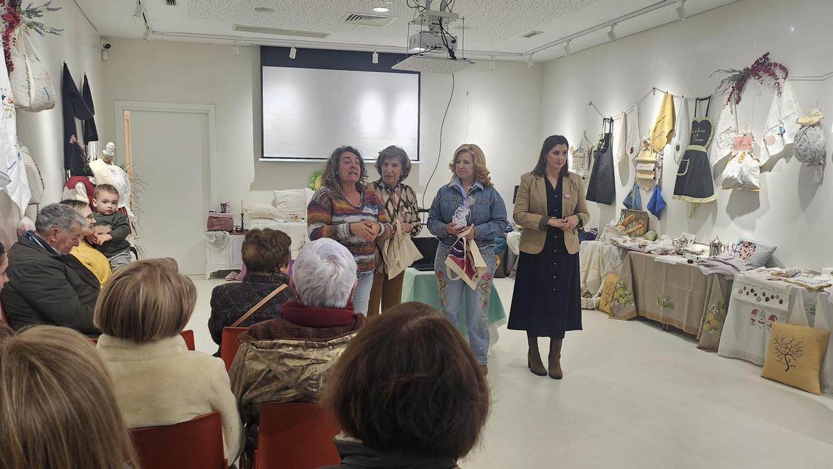 La exposición de bordado tradicional, en el Concello Vello de Moaña.