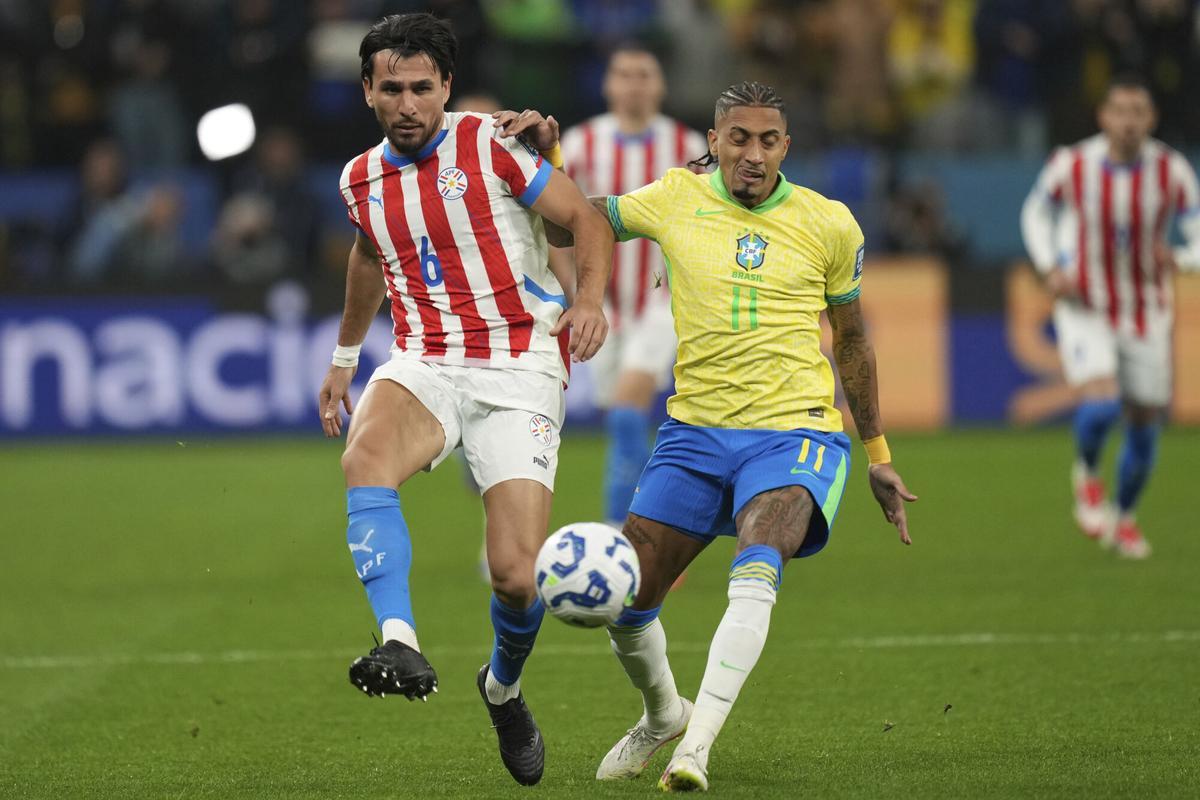 Raphinha junto a Junior Alonso durante el Brasil-Paraguay clasificatorio para el MUndial 2026