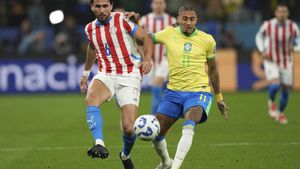 Raphinha junto a Junior Alonso durante el Brasil-Paraguay clasificatorio para el MUndial 2026