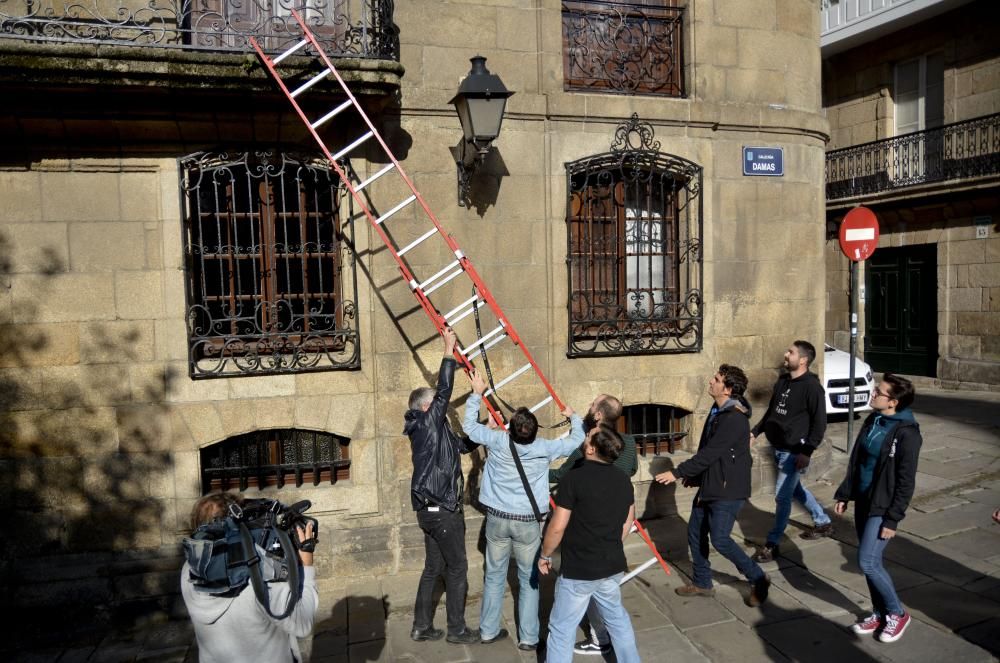 Despliegan una pancarta con el lema 'Que nos devolvan o roubado' en el inmueble de la calle Damas para denunciar los "privilegios" de la familia del dictador.